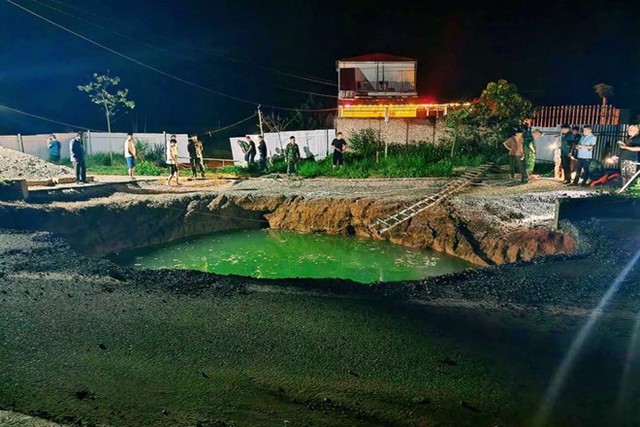 Cận cảnh "hố tử thần" sâu không đáy "nuốt chửng" người và xe tại Bắc Kạn: Chưa thể xác định danh tính cùng số lượng nạn nhân - Ảnh 3. Cận cảnh "hố tử thần" sâu không đáy "nuốt chửng" người và xe tại Bắc Kạn: Chưa thể xác định danh tính cùng số lượng nạn nhân - Ảnh 3.