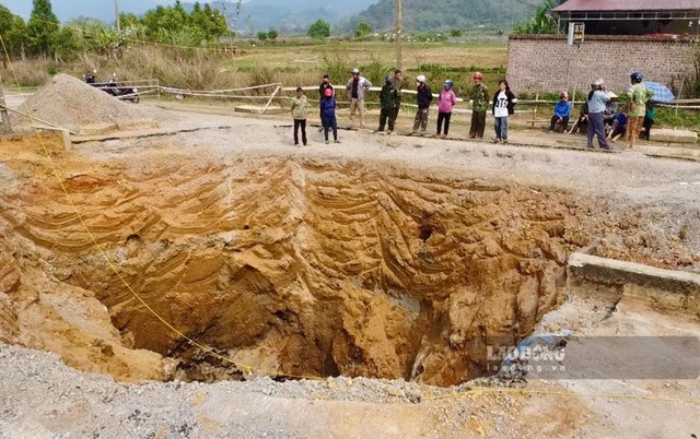 Cận cảnh "hố tử thần" sâu không đáy "nuốt chửng" người và xe tại Bắc Kạn: Chưa thể xác định danh tính cùng số lượng nạn nhân - Ảnh 6. Cận cảnh "hố tử thần" sâu không đáy "nuốt chửng" người và xe tại Bắc Kạn: Chưa thể xác định danh tính cùng số lượng nạn nhân - Ảnh 6.