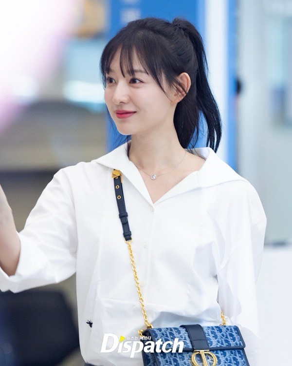 Kim Ji Won với áo sơ mi chắc chắn là 1 cặp bài trùng!- Ảnh 11. Kim Ji Won với áo sơ mi chắc chắn là 1 cặp bài trùng!- Ảnh 11.
