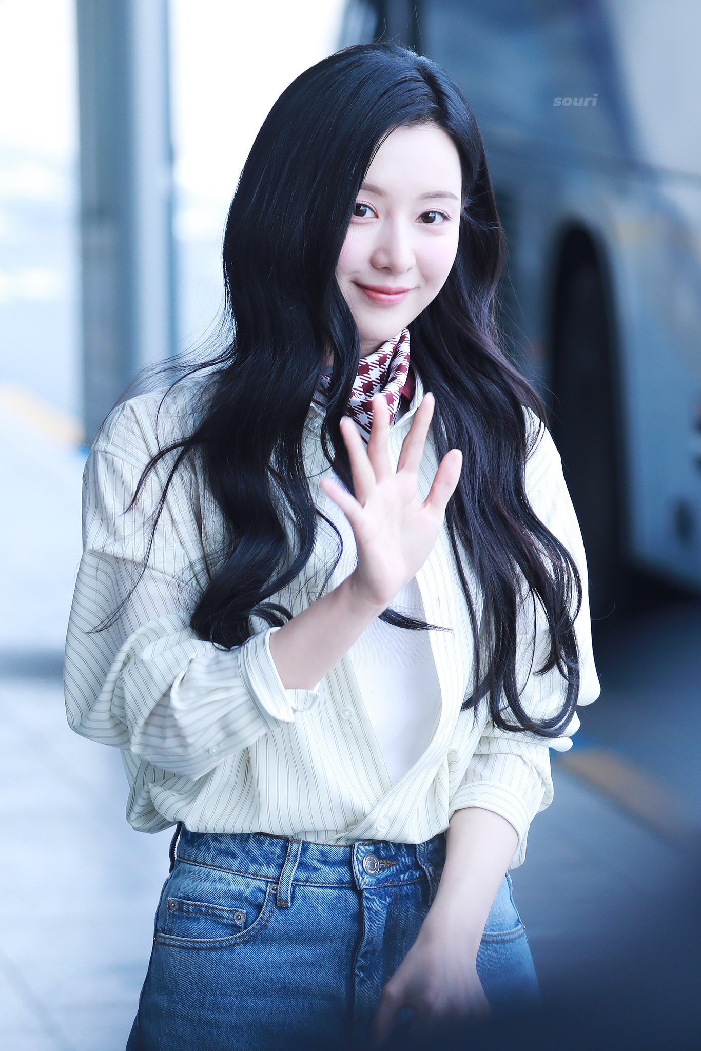 Kim Ji Won với áo sơ mi chắc chắn là 1 cặp bài trùng!- Ảnh 4. Kim Ji Won với áo sơ mi chắc chắn là 1 cặp bài trùng!- Ảnh 4.