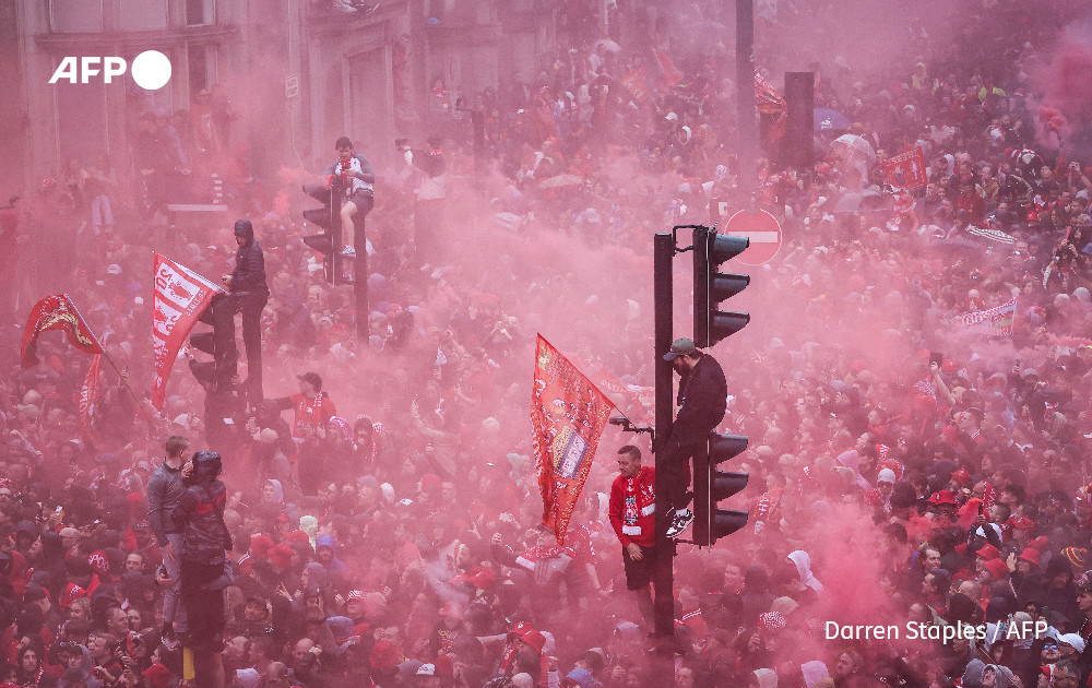 Hiện trường kinh hoàng vụ xe điên lao thẳng đám đông "đi bão" ăn mừng Liverpool vô địch khiến gần 50 người bị thương, 2 người nguy kịch - Ảnh 4. Hiện trường kinh hoàng vụ xe điên lao thẳng đám đông "đi bão" ăn mừng Liverpool vô địch khiến gần 50 người bị thương, 2 người nguy kịch - Ảnh 4.