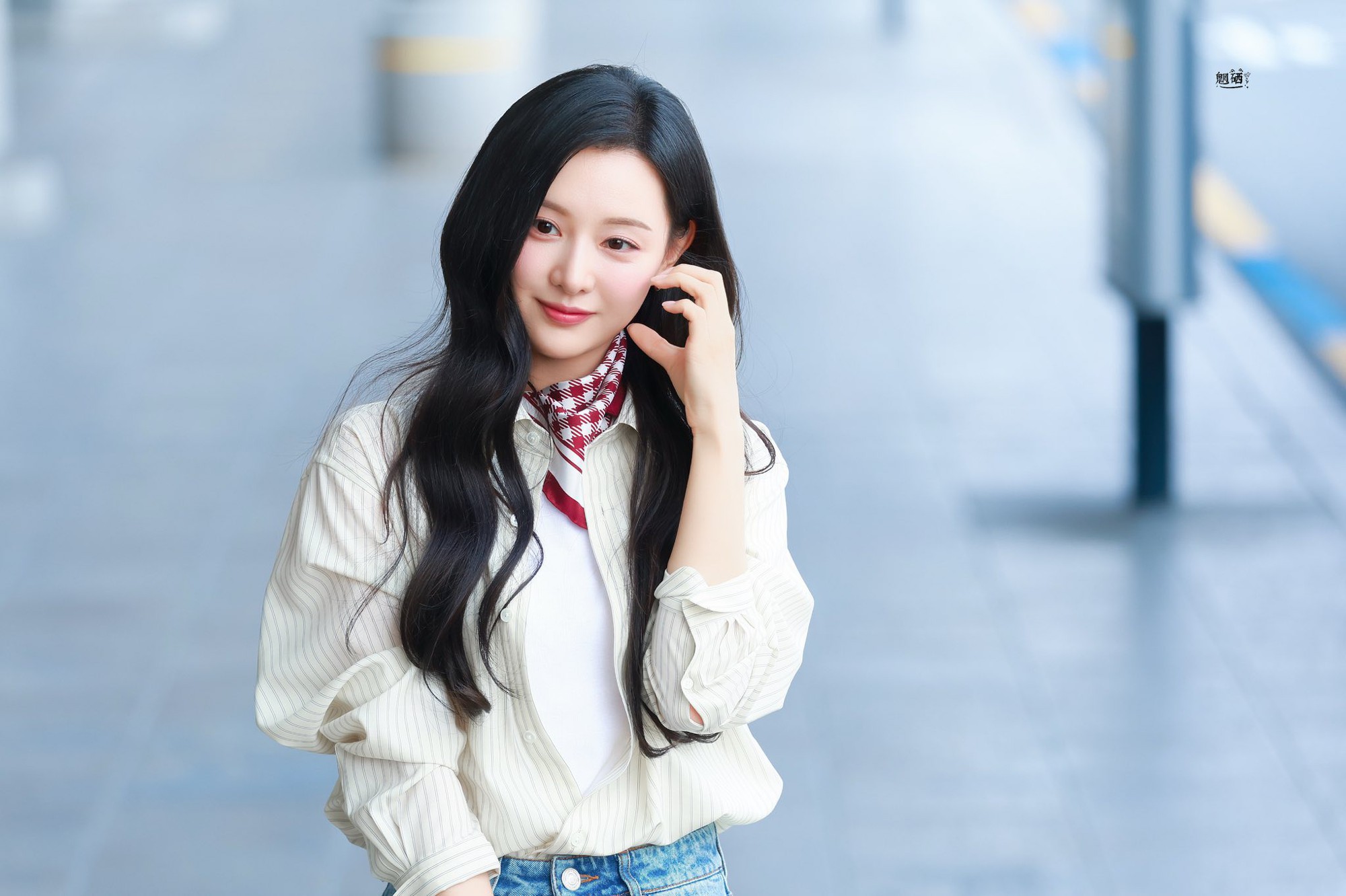 Kim Ji Won với áo sơ mi chắc chắn là 1 cặp bài trùng!- Ảnh 3. Kim Ji Won với áo sơ mi chắc chắn là 1 cặp bài trùng!- Ảnh 3.