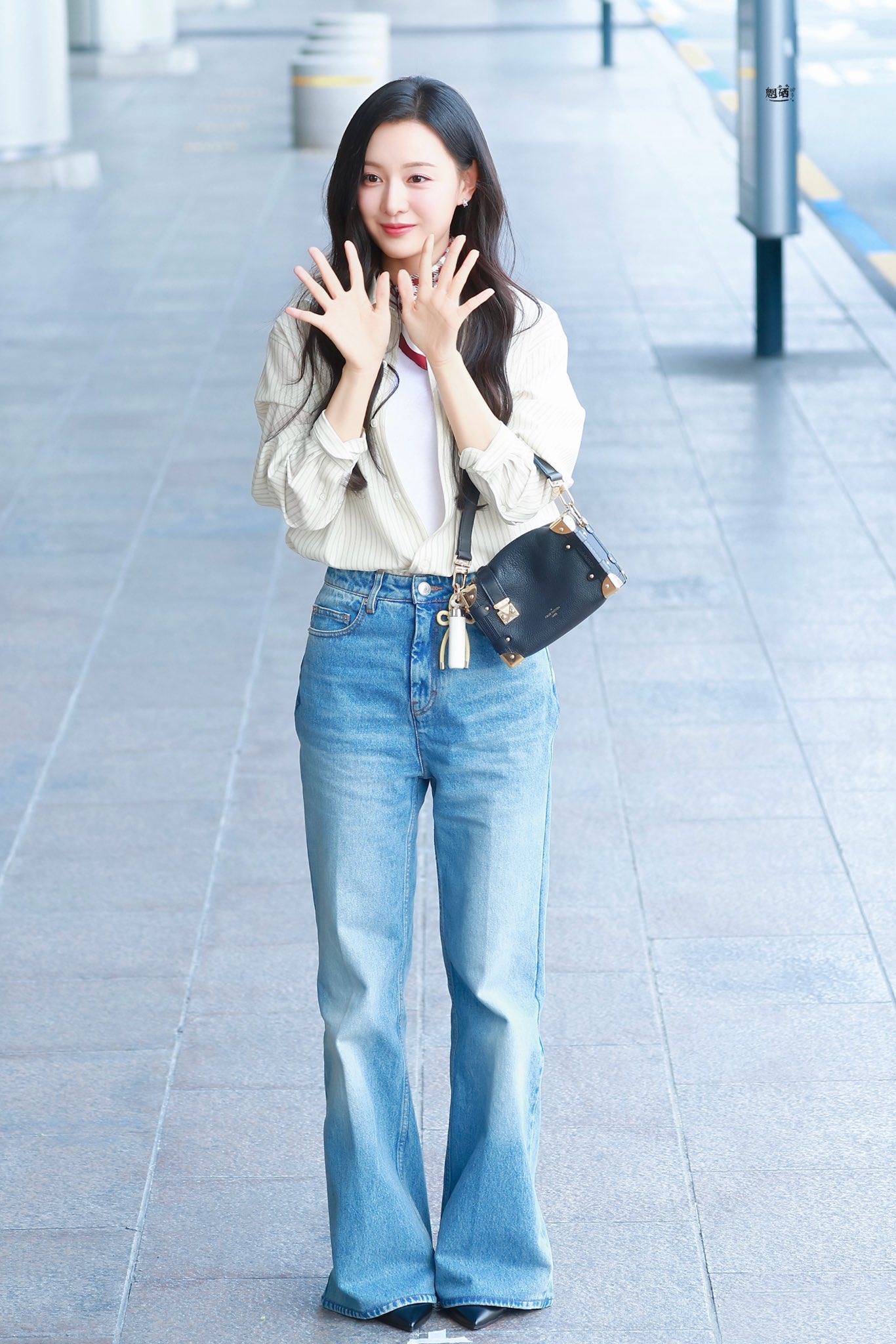 Kim Ji Won với áo sơ mi chắc chắn là 1 cặp bài trùng!- Ảnh 2. Kim Ji Won với áo sơ mi chắc chắn là 1 cặp bài trùng!- Ảnh 2.