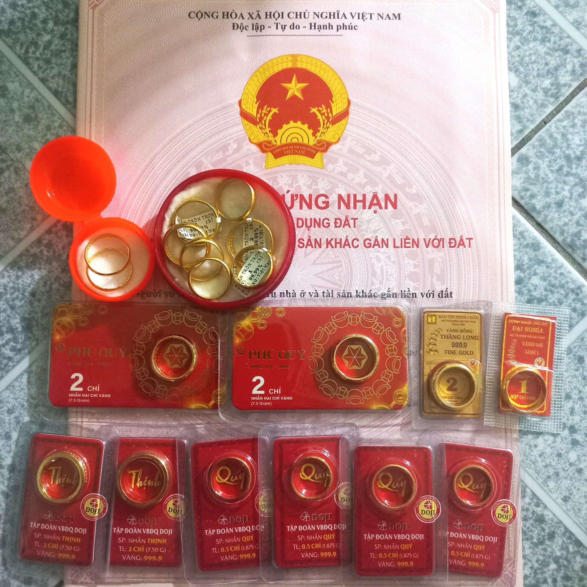 Bức ảnh 19 chiếc nhẫn vàng cùng 1 cuốn sổ đỏ của vợ chồng Hà Nội gây sốt: Thu nhập 25-30 triệu/tháng, sao có thể? - Ảnh 2.
