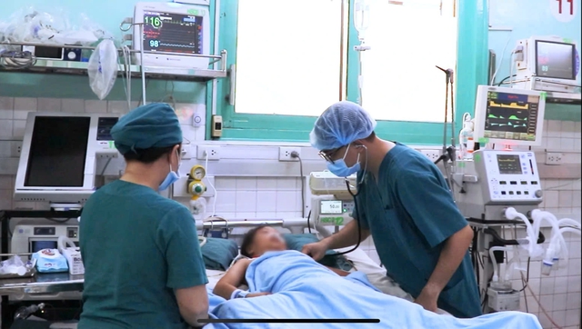 Khoảnh khắc bé gái đu mình lên cửa cuốn gặp tai nạn ngưng tim nguy kịch: Tình trạng sức khoẻ hiện tại ra sao? - Ảnh 2. Khoảnh khắc bé gái đu mình lên cửa cuốn gặp tai nạn ngưng tim nguy kịch: Tình trạng sức khoẻ hiện tại ra sao? - Ảnh 2.
