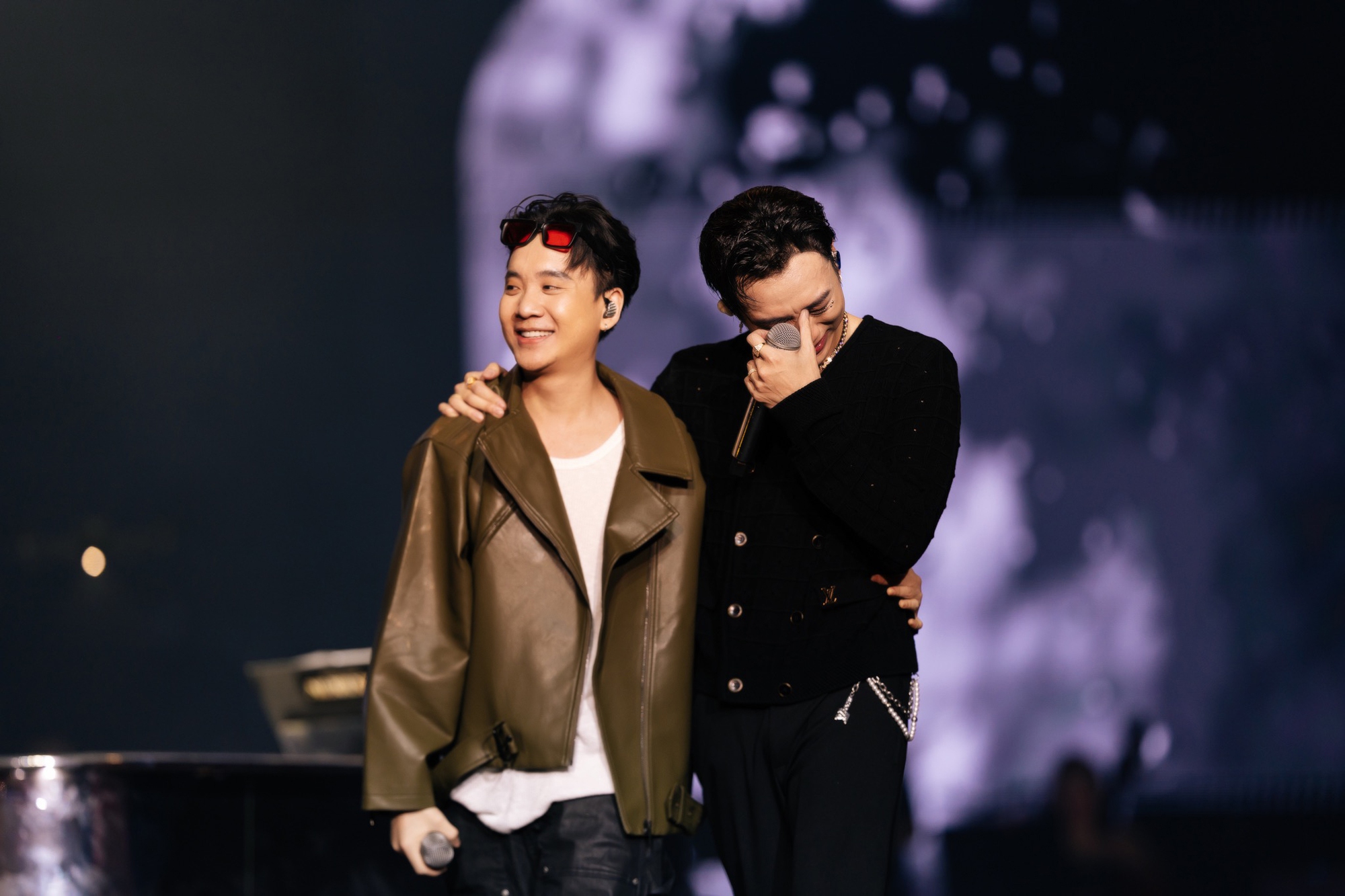 Concert đầu tiên của SOOBIN: NSND Huỳnh Tú lên sân khấu ủng hộ con trai, khiến cả khán phòng vỡ òa khi gọi... Concert đầu tiên của SOOBIN: NSND Huỳnh Tú lên sân khấu ủng hộ con trai, khiến cả khán phòng vỡ òa khi gọi...