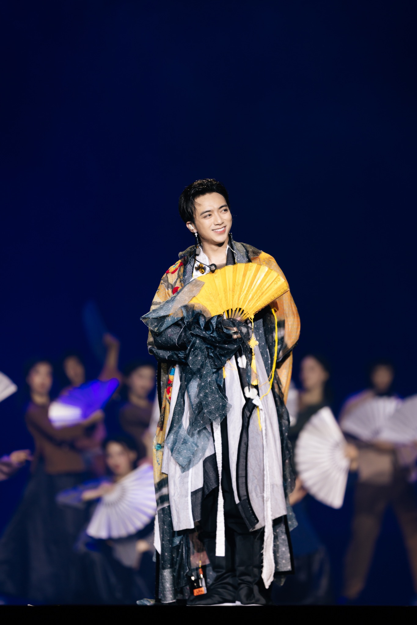 Concert đầu tiên của SOOBIN: NSND Huỳnh Tú lên sân khấu ủng hộ con trai, khiến cả khán phòng vỡ òa khi gọi... Concert đầu tiên của SOOBIN: NSND Huỳnh Tú lên sân khấu ủng hộ con trai, khiến cả khán phòng vỡ òa khi gọi...