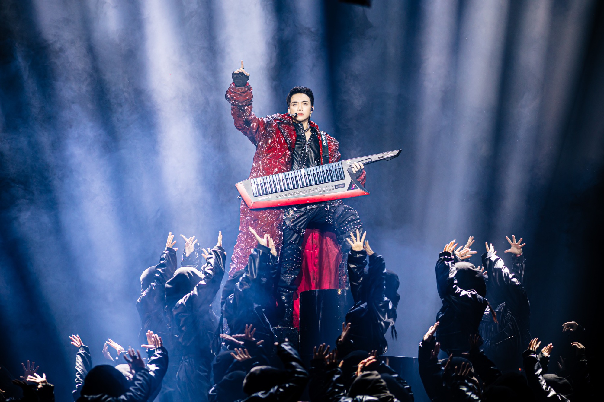 Concert đầu tiên của SOOBIN: NSND Huỳnh Tú lên sân khấu ủng hộ con trai, khiến cả khán phòng vỡ òa khi gọi... Concert đầu tiên của SOOBIN: NSND Huỳnh Tú lên sân khấu ủng hộ con trai, khiến cả khán phòng vỡ òa khi gọi...