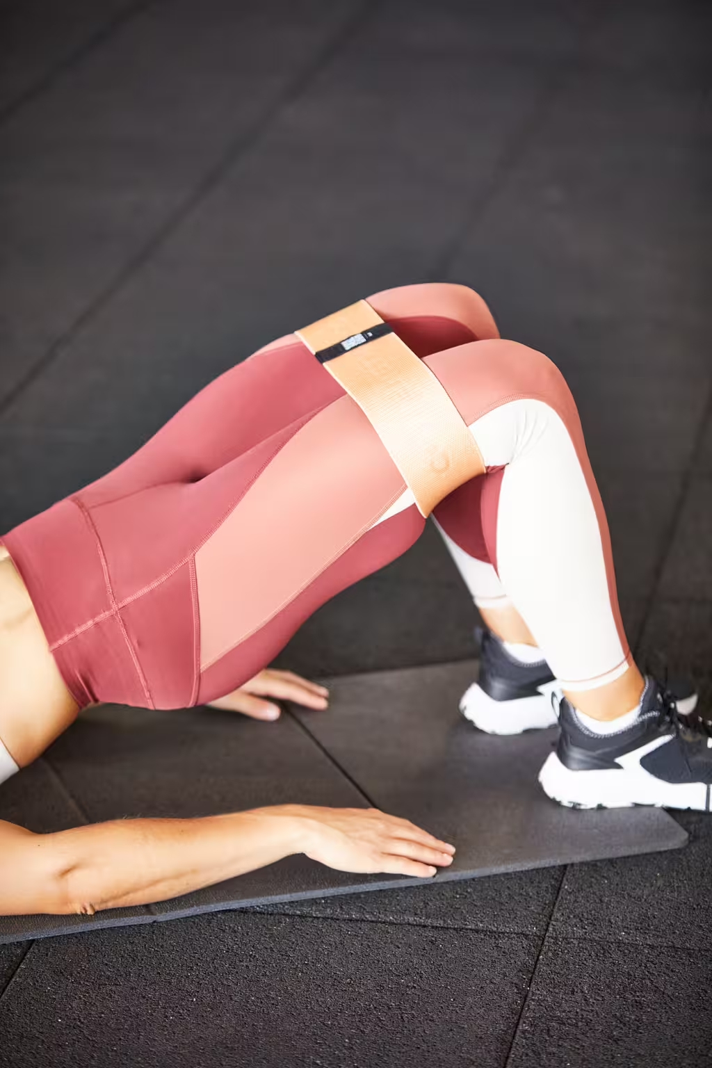 Cách siết mỡ bụng nhanh nhất mà chị em có thể tập ngay tại nhà- Ảnh 13. Cách siết mỡ bụng nhanh nhất mà chị em có thể tập ngay tại nhà- Ảnh 13.