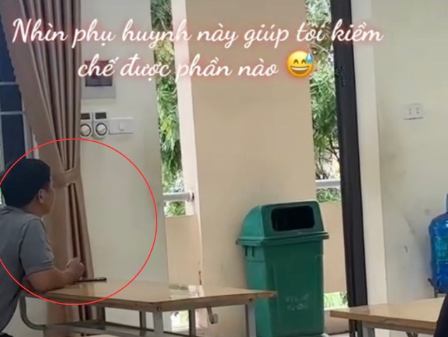 Buổi họp phụ huynh đang gây bão MXH: Nhìn thứ người bố này cầm trên tay, nhiều người đùa "Anh đã trải qua những gì vậy?" - Ảnh 2. Buổi họp phụ huynh đang gây bão MXH: Nhìn thứ người bố này cầm trên tay, nhiều người đùa "Anh đã trải qua những gì vậy?" - Ảnh 2.
