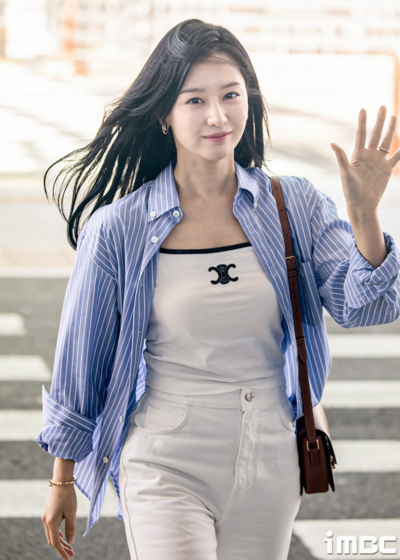 Kim Ji Won với áo sơ mi chắc chắn là 1 cặp bài trùng!- Ảnh 5. Kim Ji Won với áo sơ mi chắc chắn là 1 cặp bài trùng!- Ảnh 5.