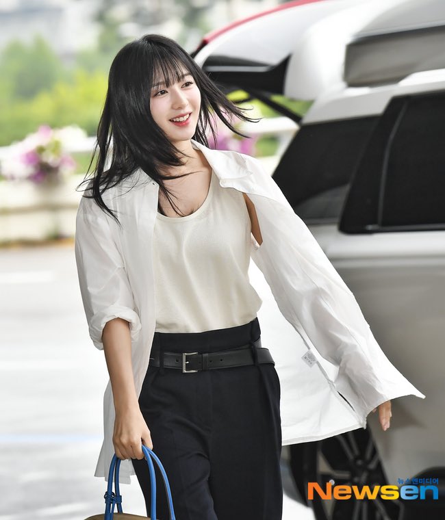 Kim Ji Won với áo sơ mi chắc chắn là 1 cặp bài trùng!- Ảnh 7. Kim Ji Won với áo sơ mi chắc chắn là 1 cặp bài trùng!- Ảnh 7.