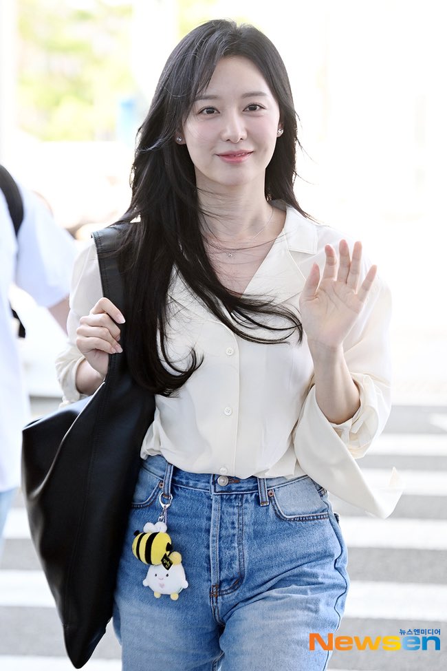 Kim Ji Won với áo sơ mi chắc chắn là 1 cặp bài trùng!- Ảnh 10. Kim Ji Won với áo sơ mi chắc chắn là 1 cặp bài trùng!- Ảnh 10.