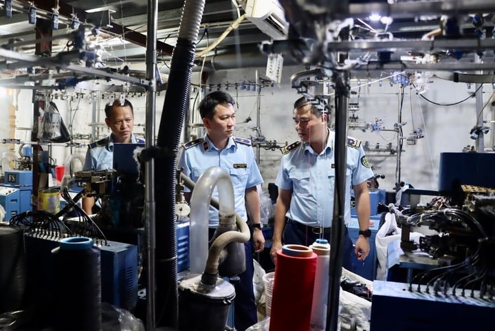 Phát hiện xưởng sản xuất hàng chục nghìn đôi tất giả tại La Phù, Hà Nội - Ảnh 1. Phát hiện xưởng sản xuất hàng chục nghìn đôi tất giả tại La Phù, Hà Nội - Ảnh 1.