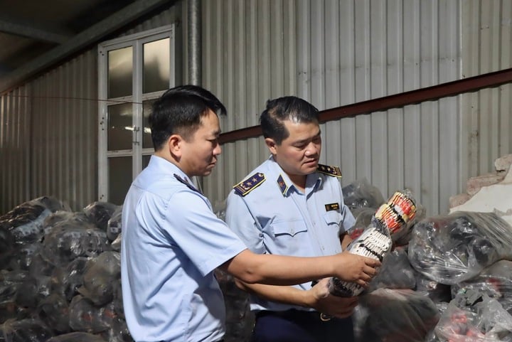 Phát hiện xưởng sản xuất hàng chục nghìn đôi tất giả tại La Phù, Hà Nội - Ảnh 3. Phát hiện xưởng sản xuất hàng chục nghìn đôi tất giả tại La Phù, Hà Nội - Ảnh 3.