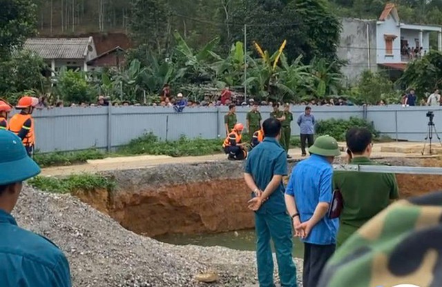 Cận cảnh "hố tử thần" sâu không đáy "nuốt chửng" người và xe tại Bắc Kạn: Chưa thể xác định danh tính cùng số lượng nạn nhân - Ảnh 4. Cận cảnh "hố tử thần" sâu không đáy "nuốt chửng" người và xe tại Bắc Kạn: Chưa thể xác định danh tính cùng số lượng nạn nhân - Ảnh 4.