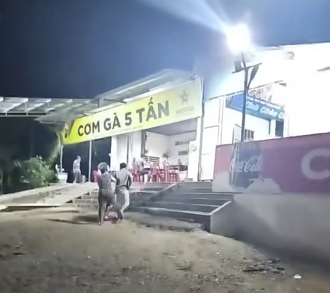 Xác minh vụ khách bị đánh gãy ngón tay sau khi phàn nàn giá cơm gà- Ảnh 1. Xác minh vụ khách bị đánh gãy ngón tay sau khi phàn nàn giá cơm gà- Ảnh 1.