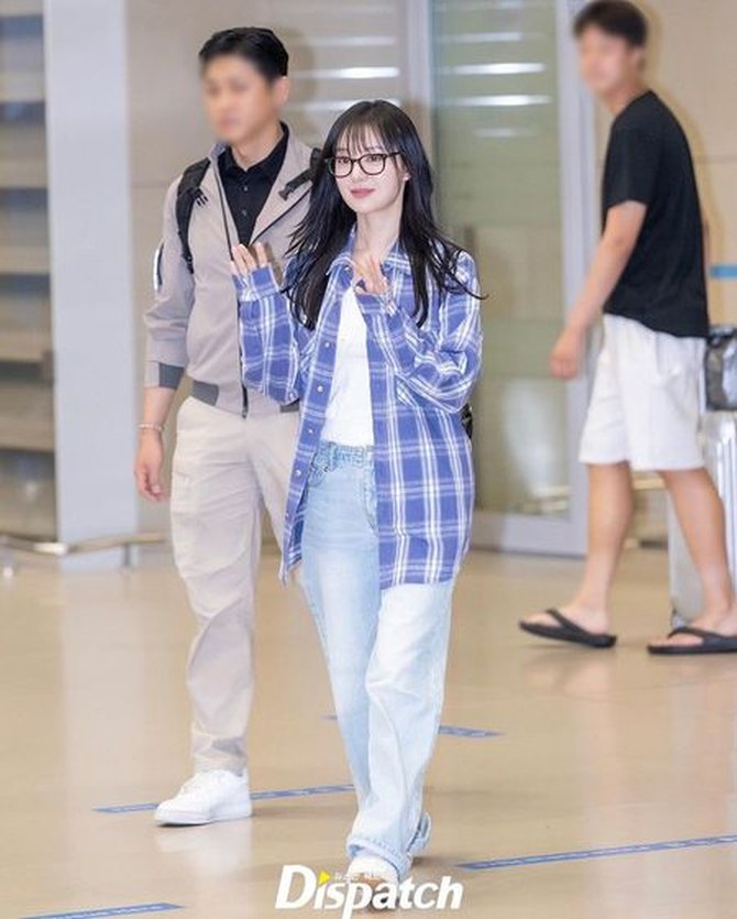 Kim Ji Won với áo sơ mi chắc chắn là 1 cặp bài trùng!- Ảnh 15. Kim Ji Won với áo sơ mi chắc chắn là 1 cặp bài trùng!- Ảnh 15.