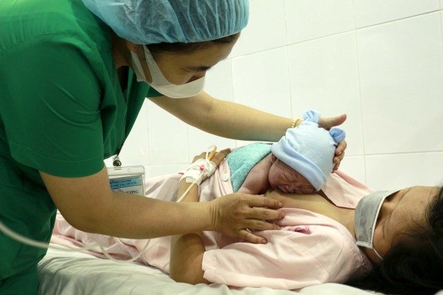 Đề xuất kéo dài nghỉ thai sản khi sinh con thứ hai, vi phạm luật Dân số có thể bị phạt đến 100 triệu đồng - Ảnh 2. Đề xuất kéo dài nghỉ thai sản khi sinh con thứ hai, vi phạm luật Dân số có thể bị phạt đến 100 triệu đồng - Ảnh 2.