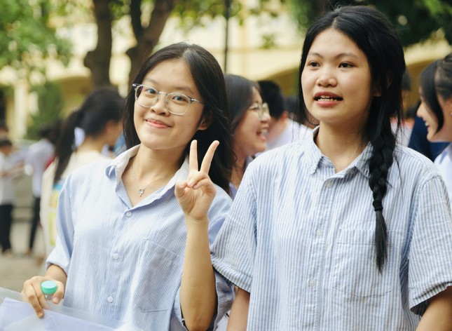 GS Huỳnh Văn Chương: Lưu ý những điểm khác nhau giữa hai chương trình thi tốt nghiệp THPT - Ảnh 2. GS Huỳnh Văn Chương: Lưu ý những điểm khác nhau giữa hai chương trình thi tốt nghiệp THPT - Ảnh 2.
