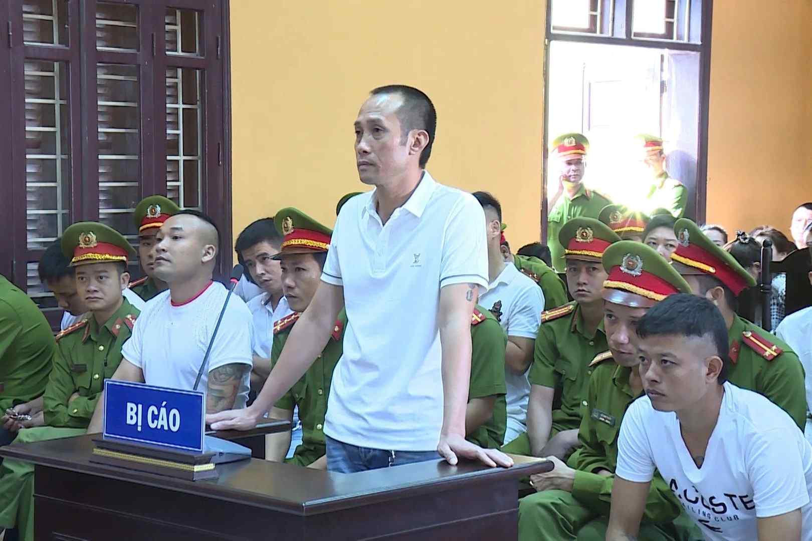 Trùm giang hồ Thanh Hóa vừa bị hàng chục công an khám nhà là ai? - Ảnh 2. Trùm giang hồ Thanh Hóa vừa bị hàng chục công an khám nhà là ai? - Ảnh 2.