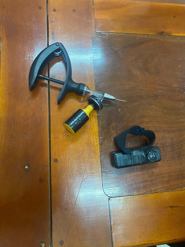 Vụ bắt Nguyễn Thành Thông - kẻ dùng kim tiêm đâm học sinh: Giám định dung dịch màu xanh 'bí ẩn' - Ảnh 2. Vụ bắt Nguyễn Thành Thông - kẻ dùng kim tiêm đâm học sinh: Giám định dung dịch màu xanh 'bí ẩn' - Ảnh 2.