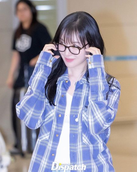 Kim Ji Won với áo sơ mi chắc chắn là 1 cặp bài trùng!- Ảnh 14. Kim Ji Won với áo sơ mi chắc chắn là 1 cặp bài trùng!- Ảnh 14.
