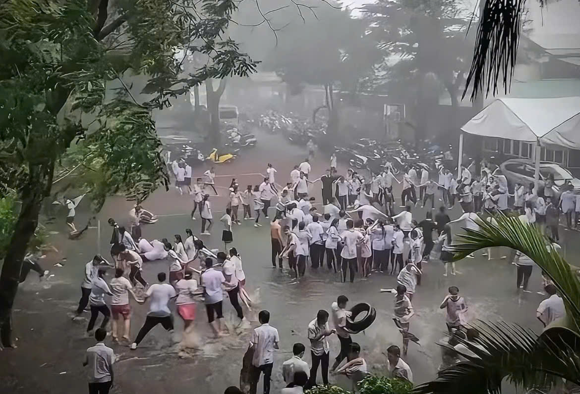 Muốn quay về quá khứ quá: Khung cảnh sân trường dưới cơn mưa lớn, thanh xuân đẹp nhất là lúc này! - Ảnh 2. Muốn quay về quá khứ quá: Khung cảnh sân trường dưới cơn mưa lớn, thanh xuân đẹp nhất là lúc này! - Ảnh 2.
