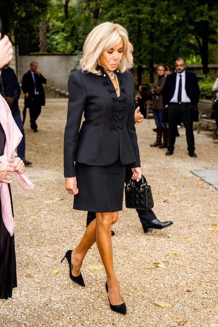 Phong cách sang chảnh của Đệ nhất Phu nhân Pháp Brigitte Macron: 72 tuổi nhưng mặc đồ nhiều người muốn học theo- Ảnh 12. Phong cách sang chảnh của Đệ nhất Phu nhân Pháp Brigitte Macron: 72 tuổi nhưng mặc đồ nhiều người muốn học theo- Ảnh 12.