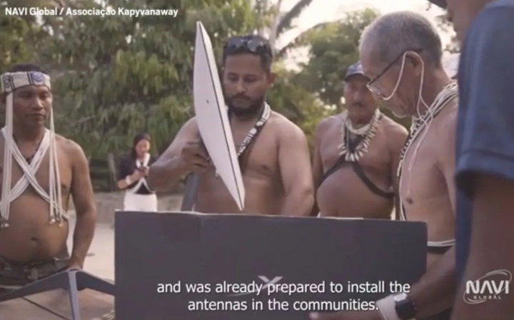 Bộ lạc thổ d&acirc;n đi kiện v&igrave; bị vu oan l&agrave; nghiện phim khi&ecirc;u d&acirc;m - Ảnh 1.