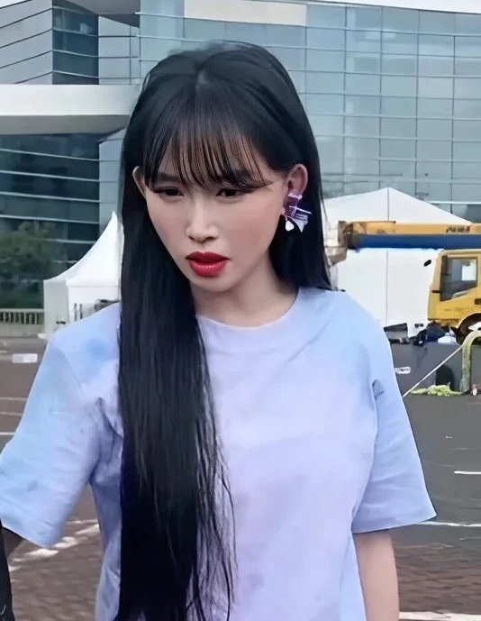 Lý Tử Thất bất ngờ tái xuất tại lễ hội văn hóa phi vật thể ở Thành Đô, tỉnh Tứ Xuyên, Trung Quốc. Lý Tử Thất bất ngờ tái xuất tại lễ hội văn hóa phi vật thể ở Thành Đô, tỉnh Tứ Xuyên, Trung Quốc.