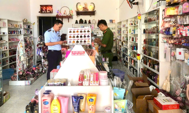 Cận cảnh thu giữ hơn 2.000 lọ mỹ phẩm không rõ nguồn gốc xuất xứ của chủ shop sinh năm 1994 ở Cà Mau: Nhiều thương hiệu quen thuộc! - Ảnh 1. Cận cảnh thu giữ hơn 2.000 lọ mỹ phẩm không rõ nguồn gốc xuất xứ của chủ shop sinh năm 1994 ở Cà Mau: Nhiều thương hiệu quen thuộc! - Ảnh 1.