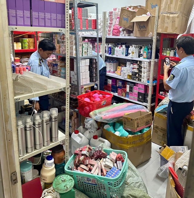 Cận cảnh thu giữ hơn 2.000 lọ mỹ phẩm không rõ nguồn gốc xuất xứ của chủ shop sinh năm 1994 ở Cà Mau: Nhiều thương hiệu quen thuộc! - Ảnh 2. Cận cảnh thu giữ hơn 2.000 lọ mỹ phẩm không rõ nguồn gốc xuất xứ của chủ shop sinh năm 1994 ở Cà Mau: Nhiều thương hiệu quen thuộc! - Ảnh 2.