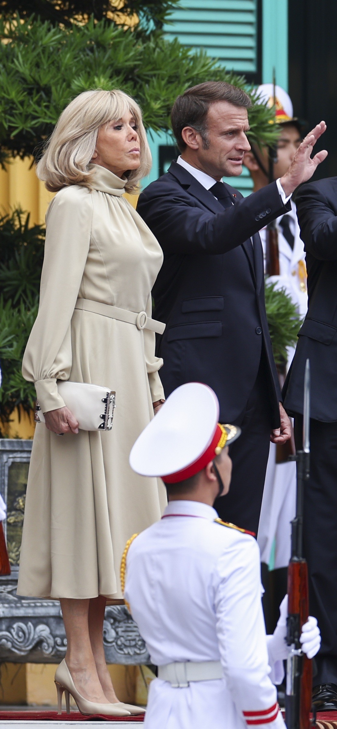 Phong cách sang chảnh của Đệ nhất Phu nhân Pháp Brigitte Macron: 72 tuổi nhưng mặc đồ nhiều người muốn học theo- Ảnh 3. Phong cách sang chảnh của Đệ nhất Phu nhân Pháp Brigitte Macron: 72 tuổi nhưng mặc đồ nhiều người muốn học theo- Ảnh 3.