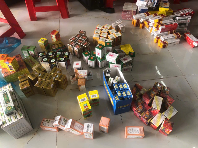 Cận cảnh thu giữ hơn 2.000 lọ mỹ phẩm không rõ nguồn gốc xuất xứ của chủ shop sinh năm 1994 ở Cà Mau: Nhiều thương hiệu quen thuộc! - Ảnh 5. Cận cảnh thu giữ hơn 2.000 lọ mỹ phẩm không rõ nguồn gốc xuất xứ của chủ shop sinh năm 1994 ở Cà Mau: Nhiều thương hiệu quen thuộc! - Ảnh 5.