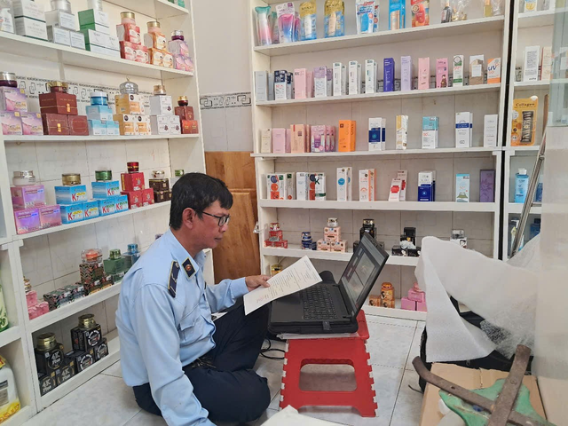Cận cảnh thu giữ hơn 2.000 lọ mỹ phẩm không rõ nguồn gốc xuất xứ của chủ shop sinh năm 1994 ở Cà Mau: Nhiều thương hiệu quen thuộc! - Ảnh 3. Cận cảnh thu giữ hơn 2.000 lọ mỹ phẩm không rõ nguồn gốc xuất xứ của chủ shop sinh năm 1994 ở Cà Mau: Nhiều thương hiệu quen thuộc! - Ảnh 3.