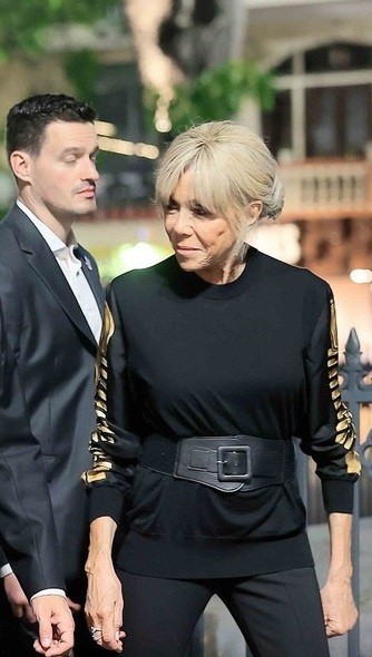 Phong cách sang chảnh của Đệ nhất Phu nhân Pháp Brigitte Macron: 72 tuổi nhưng mặc đồ nhiều người muốn học theo- Ảnh 4. Phong cách sang chảnh của Đệ nhất Phu nhân Pháp Brigitte Macron: 72 tuổi nhưng mặc đồ nhiều người muốn học theo- Ảnh 4.