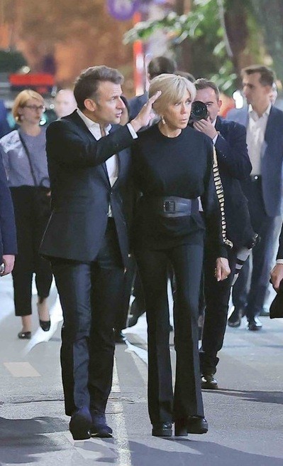 Phong cách sang chảnh của Đệ nhất Phu nhân Pháp Brigitte Macron: 72 tuổi nhưng mặc đồ nhiều người muốn học theo- Ảnh 5. Phong cách sang chảnh của Đệ nhất Phu nhân Pháp Brigitte Macron: 72 tuổi nhưng mặc đồ nhiều người muốn học theo- Ảnh 5.