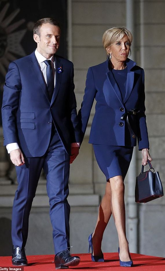 Phong cách sang chảnh của Đệ nhất Phu nhân Pháp Brigitte Macron: 72 tuổi nhưng mặc đồ nhiều người muốn học theo- Ảnh 13. Phong cách sang chảnh của Đệ nhất Phu nhân Pháp Brigitte Macron: 72 tuổi nhưng mặc đồ nhiều người muốn học theo- Ảnh 13.