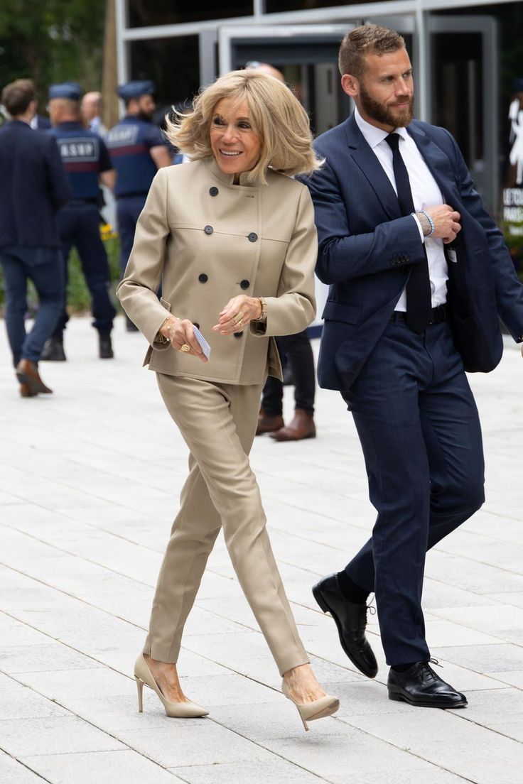 Phong cách sang chảnh của Đệ nhất Phu nhân Pháp Brigitte Macron: 72 tuổi nhưng mặc đồ nhiều người muốn học theo- Ảnh 26. Phong cách sang chảnh của Đệ nhất Phu nhân Pháp Brigitte Macron: 72 tuổi nhưng mặc đồ nhiều người muốn học theo- Ảnh 26.