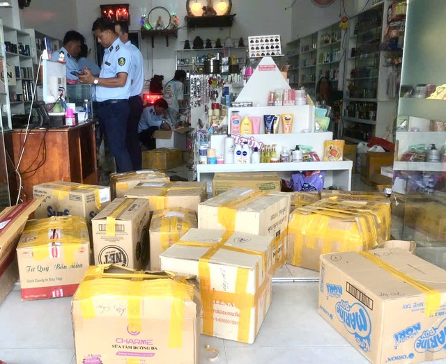 Cận cảnh thu giữ hơn 2.000 lọ mỹ phẩm không rõ nguồn gốc xuất xứ của chủ shop sinh năm 1994 ở Cà Mau: Nhiều thương hiệu quen thuộc! - Ảnh 4. Cận cảnh thu giữ hơn 2.000 lọ mỹ phẩm không rõ nguồn gốc xuất xứ của chủ shop sinh năm 1994 ở Cà Mau: Nhiều thương hiệu quen thuộc! - Ảnh 4.