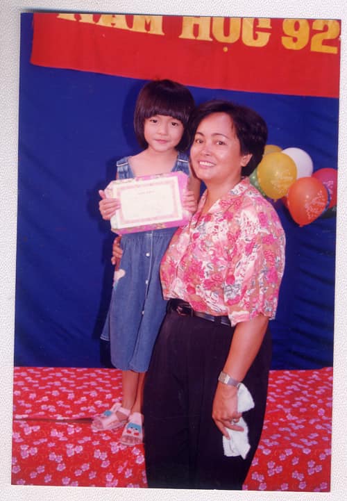 Bé gái trong bức ảnh gây sốt: Là sao Việt đình đám, học giỏi nhưng qua 3 trường mới tốt nghiệp cấp 3, giờ làm dâu hào môn - Ảnh 1. Bé gái trong bức ảnh gây sốt: Là sao Việt đình đám, học giỏi nhưng qua 3 trường mới tốt nghiệp cấp 3, giờ làm dâu hào môn - Ảnh 1.