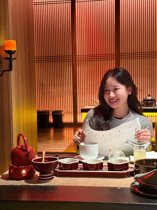Khách Việt ấn tượng với trải nghiệm ở quán lẩu Trung Quốc, nhận xét: "Vua chúa cũng chỉ đến thế là cùng!" - Ảnh 1. Khách Việt ấn tượng với trải nghiệm ở quán lẩu Trung Quốc, nhận xét: "Vua chúa cũng chỉ đến thế là cùng!" - Ảnh 1.