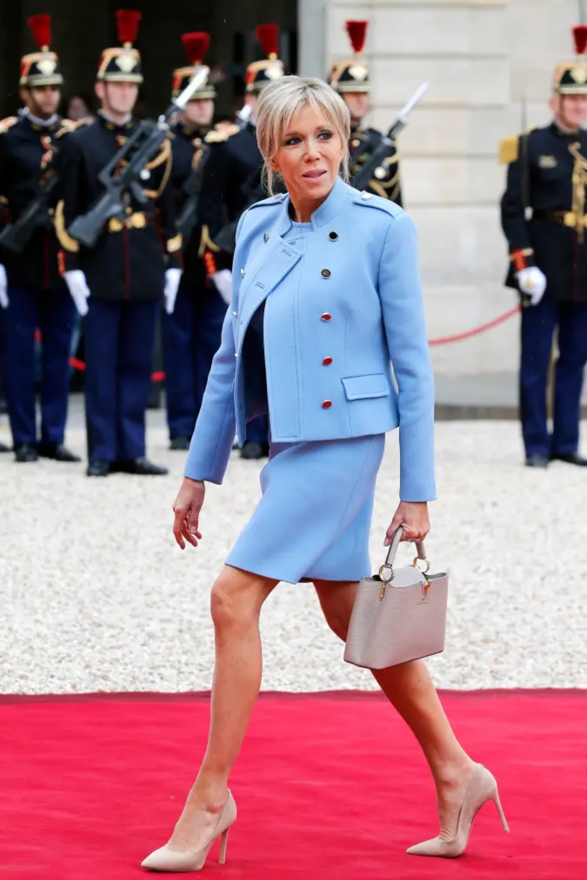 Phong cách sang chảnh của Đệ nhất Phu nhân Pháp Brigitte Macron: 72 tuổi nhưng mặc đồ nhiều người muốn học theo- Ảnh 7. Phong cách sang chảnh của Đệ nhất Phu nhân Pháp Brigitte Macron: 72 tuổi nhưng mặc đồ nhiều người muốn học theo- Ảnh 7.