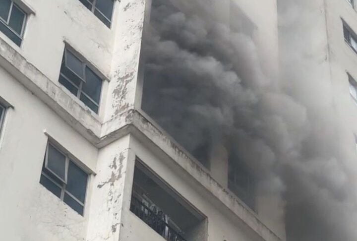 Hà Nội: Cháy căn hộ ở chung cư Linh Đàm, khói đen ngùn ngụt từ ban công - Ảnh 1. Hà Nội: Cháy căn hộ ở chung cư Linh Đàm, khói đen ngùn ngụt từ ban công - Ảnh 1.