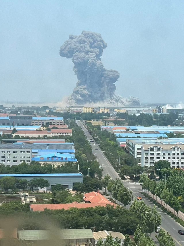 Cảnh hoang tàn còn lại sau vụ nhà máy hóa chất nổ như "bom nguyên tử": Đã ghi nhận ít nhất 24 người thương vong, 6 người mất tích - Ảnh 4. Cảnh hoang tàn còn lại sau vụ nhà máy hóa chất nổ như "bom nguyên tử": Đã ghi nhận ít nhất 24 người thương vong, 6 người mất tích - Ảnh 4.