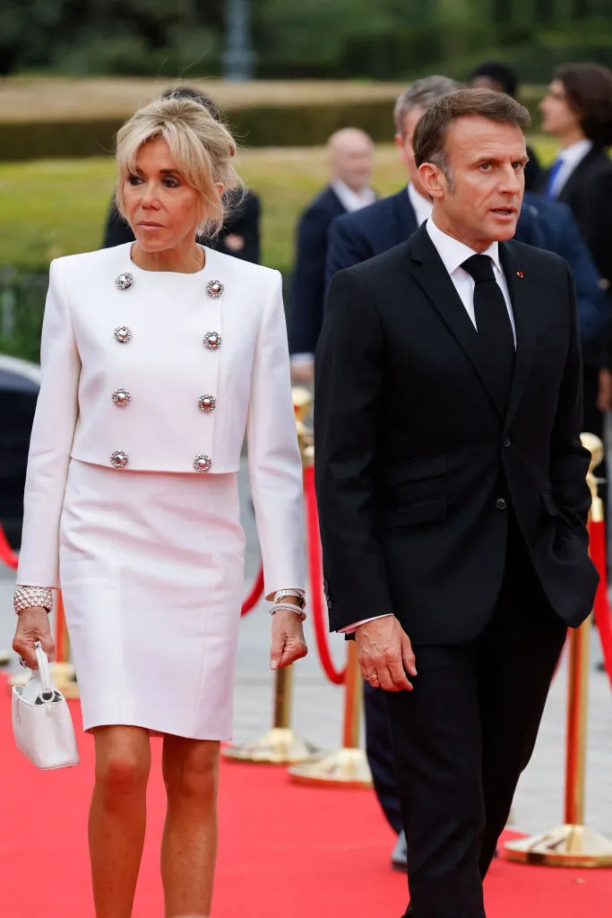Phong cách sang chảnh của Đệ nhất Phu nhân Pháp Brigitte Macron: 72 tuổi nhưng mặc đồ nhiều người muốn học theo- Ảnh 10. Phong cách sang chảnh của Đệ nhất Phu nhân Pháp Brigitte Macron: 72 tuổi nhưng mặc đồ nhiều người muốn học theo- Ảnh 10.
