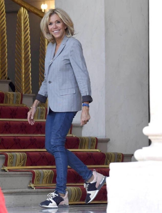 Phong cách sang chảnh của Đệ nhất Phu nhân Pháp Brigitte Macron: 72 tuổi nhưng mặc đồ nhiều người muốn học theo- Ảnh 33. Phong cách sang chảnh của Đệ nhất Phu nhân Pháp Brigitte Macron: 72 tuổi nhưng mặc đồ nhiều người muốn học theo- Ảnh 33.