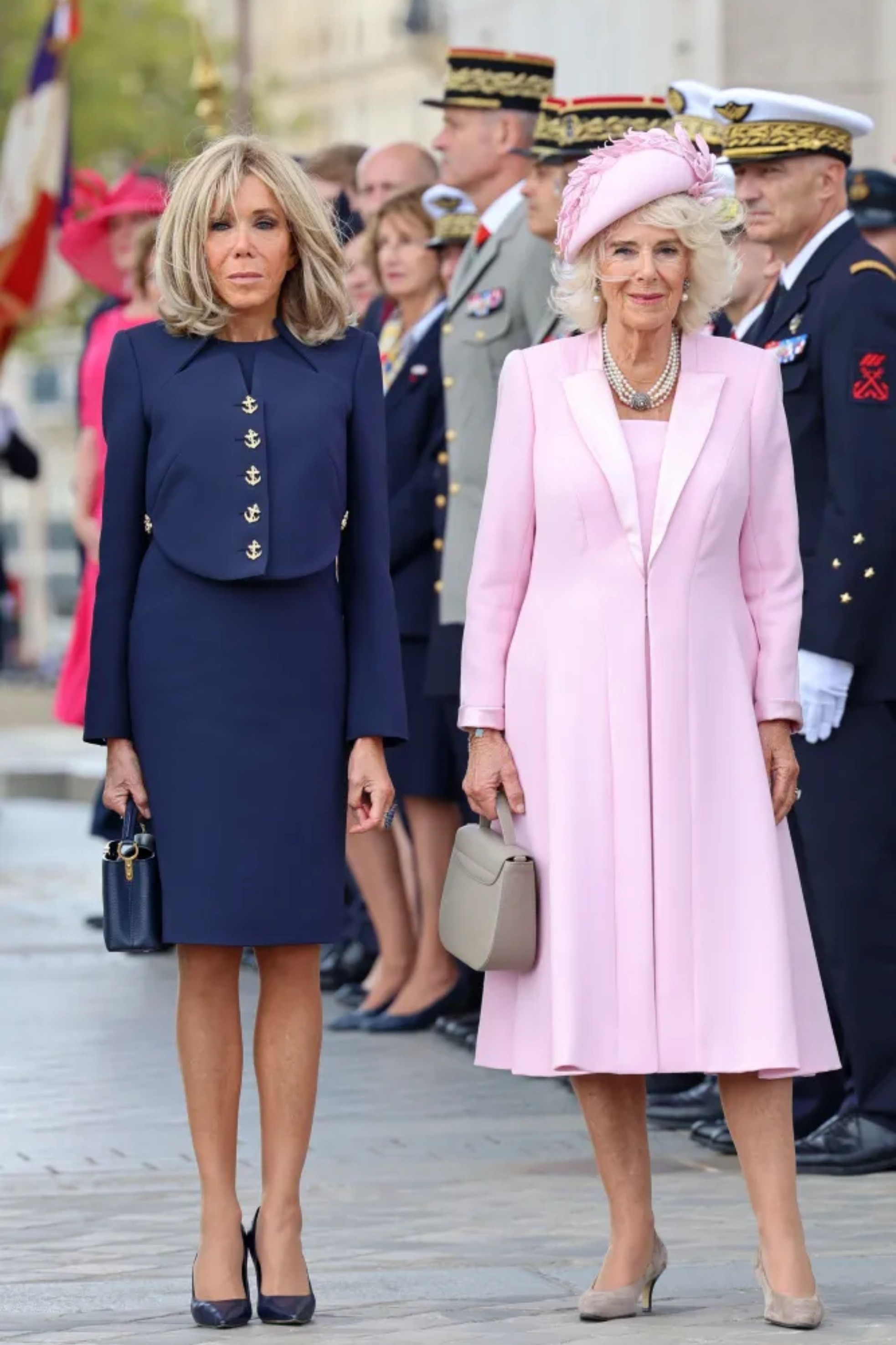 Phong cách sang chảnh của Đệ nhất Phu nhân Pháp Brigitte Macron: 72 tuổi nhưng mặc đồ nhiều người muốn học theo- Ảnh 6. Phong cách sang chảnh của Đệ nhất Phu nhân Pháp Brigitte Macron: 72 tuổi nhưng mặc đồ nhiều người muốn học theo- Ảnh 6.
