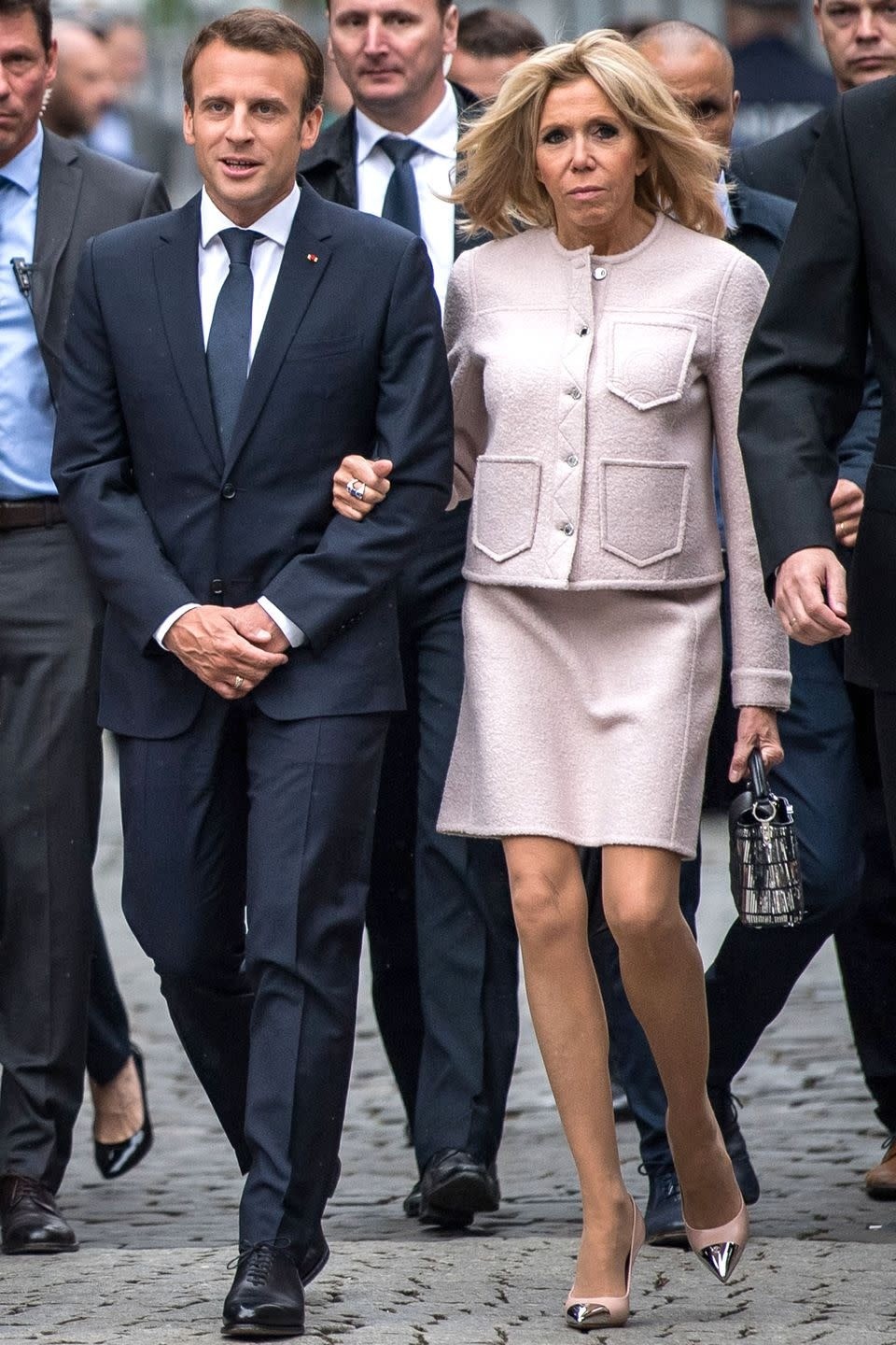 Phong cách sang chảnh của Đệ nhất Phu nhân Pháp Brigitte Macron: 72 tuổi nhưng mặc đồ nhiều người muốn học theo- Ảnh 11. Phong cách sang chảnh của Đệ nhất Phu nhân Pháp Brigitte Macron: 72 tuổi nhưng mặc đồ nhiều người muốn học theo- Ảnh 11.